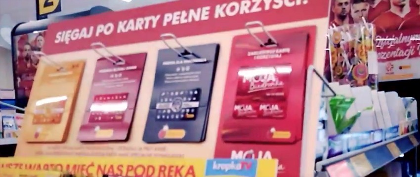 parduotuvės kasos su prieinamomis plastikinėmis kortelėmis